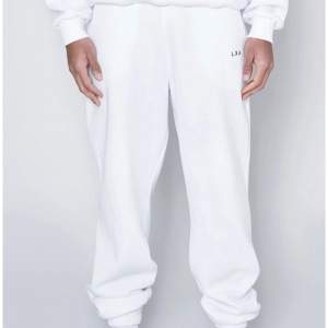 Vita sweatpants från LXA, strl L och aldrig använda
