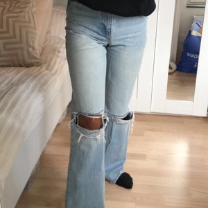 Zara jeans 💕 - Ripped jeans ifrån Zara, glömt vad modellen heter men den är högmidjad med raka ben. Använd fåtal gånger & tvättad 1 gång sånt fint skick, har klippt så den går till marken och ca 2/3cm till på mig som är 163 (se bild) 💕