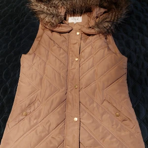 Vila väst jacka i en ny skick  - I beige färg 