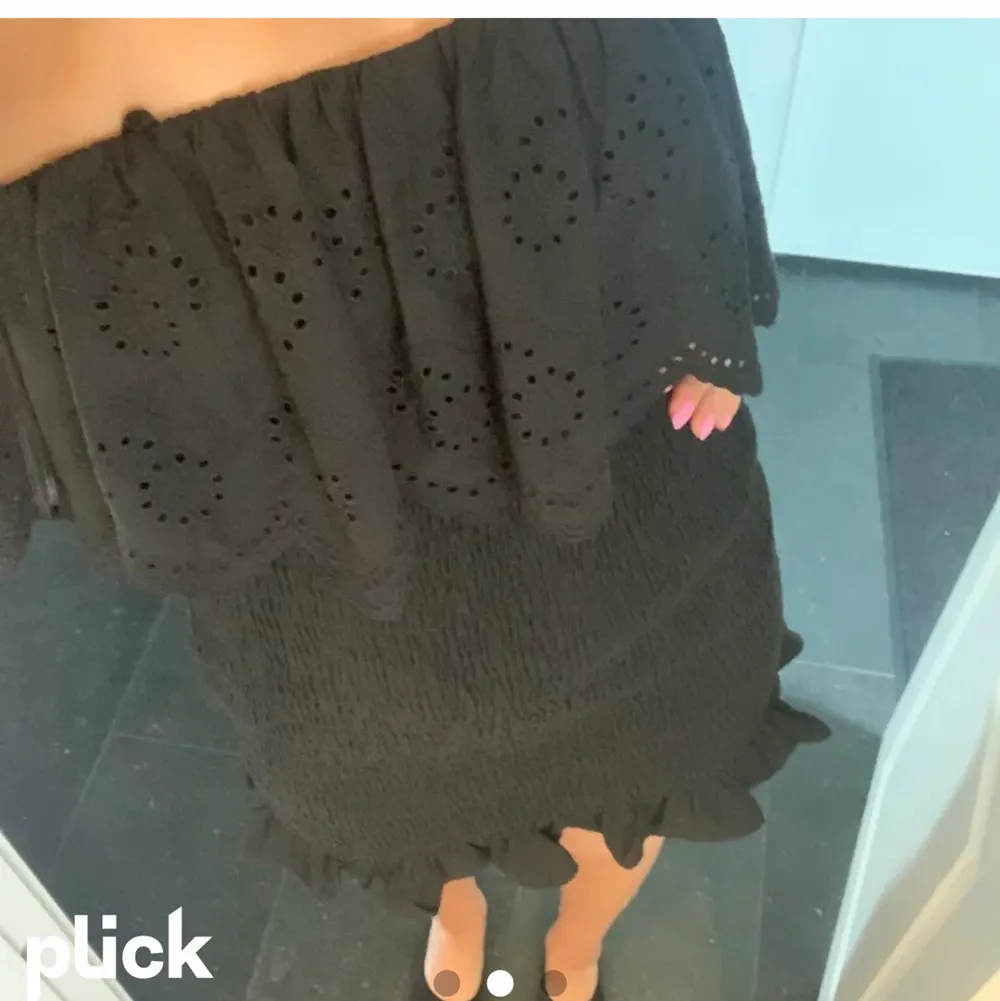 Super snygg svart klänning från zara som är helt ny med prislappen på! (Priset kan diskuteras💕). Mekot.