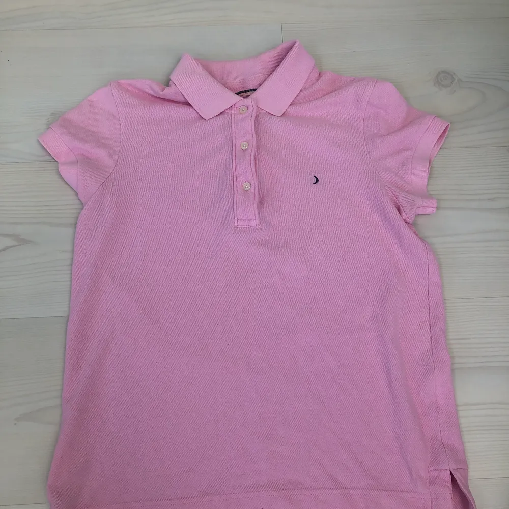 Denna rosa pikétröjan kommer från det kända märket Boomerang💗🎀. Tröjan är i bra skick, använt ett fåtal gånger. (Skötselråds lappen inuti tröjan är bortklippt). Ordinarie pris: 999kr Nypris: 399kr!. T-shirts.