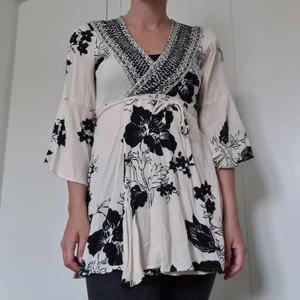 Somrig blus  - En blus i lätt tyg som också är öppen i ryggen. Stilen är 70-tal och blusen är bara använd en gång. Storlek XS, men tycker att den också skulle passa som storlek S.