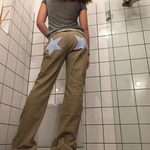 Byxor med stjärnor  - Underbara mjuka vintage byxor med ljusblå stjärnor där bak. Har sytt in dem på kanterna någon cm då det var en gnutta stora på mig! Fint skick, har sytt på sjärnorna själv! 