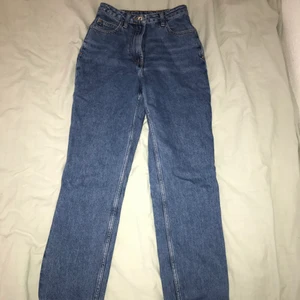 Collusion x006 strl XS MOM JEANS  - fint skick sitter bra I passformen och är mörklblå 