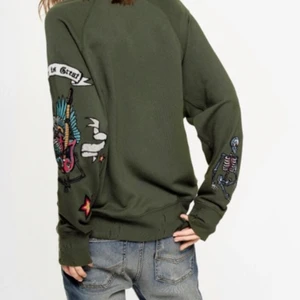 Zadig & Voltaire sweatshirt - Sweatshirten är i mycket gott skick då den ej har använts så mycket över sin tid i min garderob. Skelett på båda ärmarna och håldetaljer vid slutet av ärmarna samt längst ner (se bild). 💀 Originalpris: 1600 ⭐️