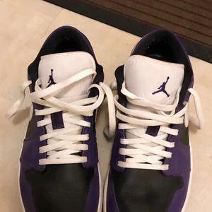 Jordan 1 Low - Använt ett par gånger rätt bra sick. 
