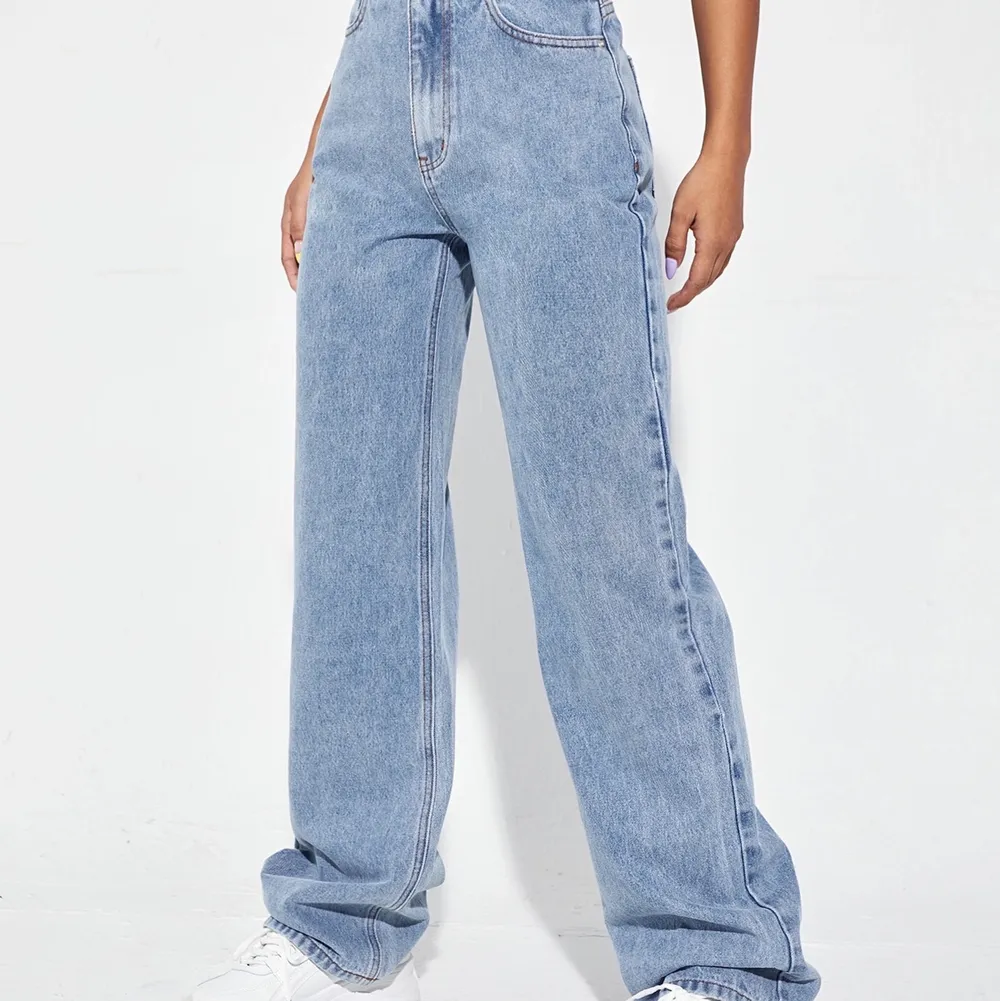 Helt oanvända byxor köpt 2022 från Shein! Det är ett tunnare jeanstyg med plastknapp. Nypris 210 kr. Köparen står för frakt! Kolla gärna in mina andra anonser❤️. Jeans & Byxor.