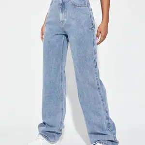 Helt oanvända byxor köpt 2022 från Shein! Det är ett tunnare jeanstyg med plastknapp. Nypris 210 kr. Köparen står för frakt! Kolla gärna in mina andra anonser❤️