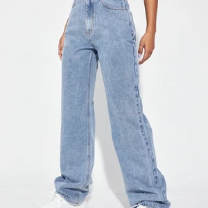 Shein jeans storlek M - Helt oanvända byxor köpt 2022 från Shein! Det är ett tunnare jeanstyg med plastknapp. Nypris 210 kr. Köparen står för frakt! Kolla gärna in mina andra anonser❤️