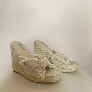 Klackar - Jättefina kilklackar ifrån nelly. Aldrig använda då jag inte tycker om att gå i klackar så i jättefint skick.  Strl 38 men passar absolut en 37.  