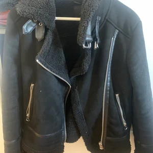 Bikerjacka zara  - Bikerjacka från zara. Fint skick. Jackan väger lite mer så spårbar frakt kommer kosta 99, finns billigare alternativ utan spårning. Kan också hämtas i Örebro.
