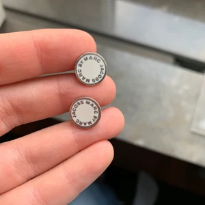 örhängen  - örhängen från marc jakobs, i vit och silver 