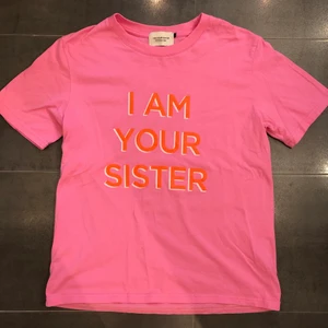 I AM YOUR SISTER T-SHIRT  - Stl S endast provad o tvättad! Nypris 499:-