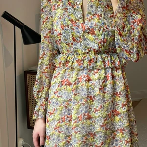 Blommig klänning - Säljer denna blommiga klänningen från & Other Stories. Den är använd ett fåtal ggr och är i mkt fint skick. Priset är exklusive frakt☺️ (Kan även mötas upp i vissa fall)