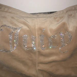 Juicy byxor beige - Använda 3ggr tvättade två gånger. Jag säljer dessa för jag tycker jag har dör länga ben och de ej är så fina på mig längre. Köpta för 800 mej säljer för 700 för att de är i bra skick osv och knappt använda... 