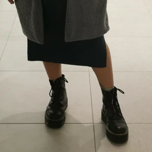 DR MARTENS Sinclair STORLEK 38 - Köpte dessa för mer än 1 år sen men använda bara fåtal gånger och insett att storlek 37 skulle passa bättre. Mina vanliga dr martens är i storlek 38 så därför köpte jag 38 men de var en aning större..Första bilden är min, andra bilden är lånad. Pm för fler bilder.  1600+frakt.