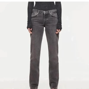 Populära zara jeans - Säljer dessa superpopulära zara jeansen som är helt slutsålda. De är i toppenskick, lågmidjade och lite små i storleken. 