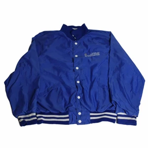 Capacitor- Vintage Varsity Jacka - En fin djupt blå jacka som är gjord av nylon och är därför perfekt för att skydda mot vind och regn som kommer på hösten. Passar verkligen in i trenden just nu som är att uppnå en nittiotalsstil vilket är väldigt svårt att få, men med denna jacka går det!