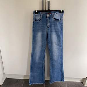 Superfina bootcut jeans storlek 36. Mycket stretch så väldigt sköna och snygg passform. Passar någon som är ca 160cm. Använd fåtal gånger och säljes pga kommer ej till användning. Mycket bra skick. 