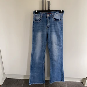 Bootcut jeans storlek 36 - Superfina bootcut jeans storlek 36. Mycket stretch så väldigt sköna och snygg passform. Passar någon som är ca 160cm. Använd fåtal gånger och säljes pga kommer ej till användning. Mycket bra skick. 