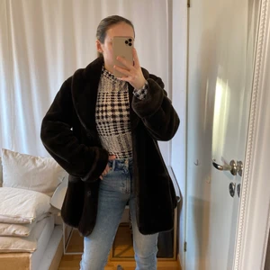 Brun pälsjacka - Brun pälsjacka (ej äkta päls) i storlek 42. Sitter snyggt oversize på mig med storlek S. Superfint skick! FRAKT 24kr