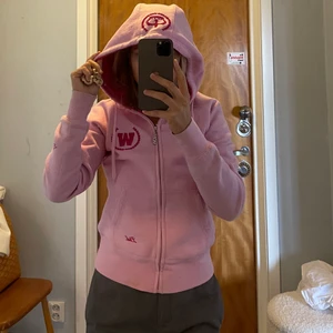 Yk2 vibe hoodie  - Hej! Jag säljer en vintage rosa yk2 vibe hoodie i tjockare material. Super cool. 
