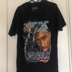 2pac tshirt - säljer min 2pac tröja som inte kommer till någon användning längre. :)