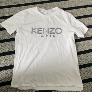 Kenzo Paris tröja  - Fin vit nästan oanvänd kenzo Paris tröja i storlek S/M🙌🙌