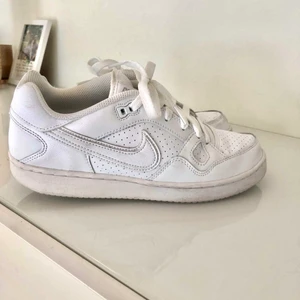 Air force 1 - Säljer mina gamla airforce då dom inte används längre! Storlek 39 men passar mig som brukar ha 38