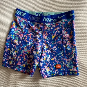 Nike shorts - Använda fåtal gånger. Super sköna och bekväma. Storlek xl i barn men passar mig som är xs/s 