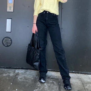 Svarta Jeans från Nakd - Sååå snygga jeans från Nakd i rak/vid modell!  Bara att höra av sig vid frågor❤️❤️❤️