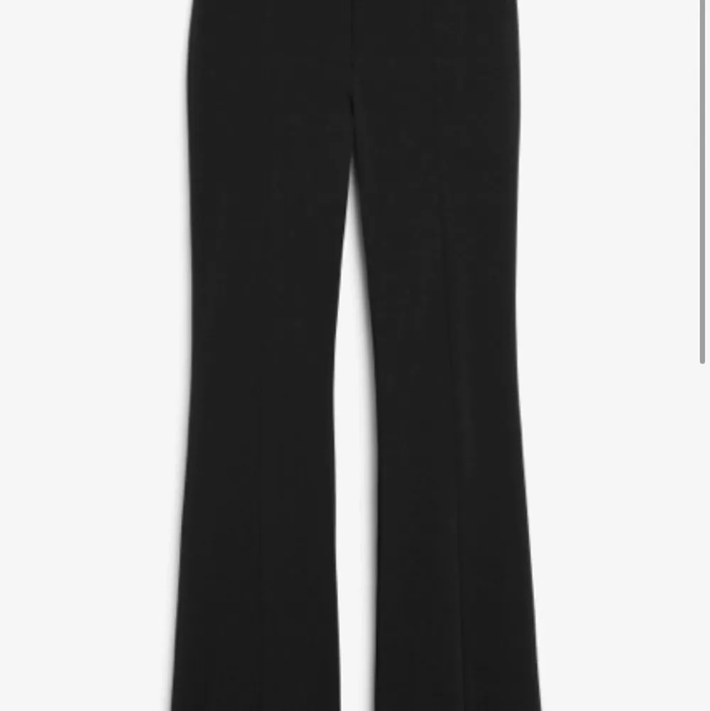 Super snygga kostymbyxor från monki i storlek 32/34. Säljer de för 200kr💓. Jeans & Byxor.