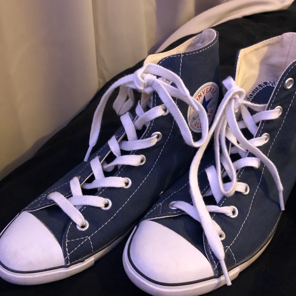 Säljer dessa jätte fina converse skor, as sköna! Nästan aldrig använt 🥰. Skor.