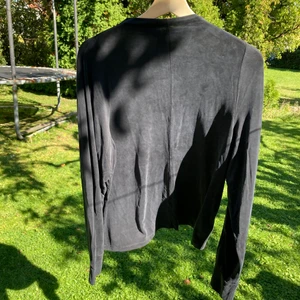 Tröja mattsvart, COS, stl M - Mattsvart tröja från COS, stl M, i underbart skönt material. Liten ståkrage och dold dragkedja i nacken. Fantastiskt fin, aldrig använd! Nypris 690 kr.