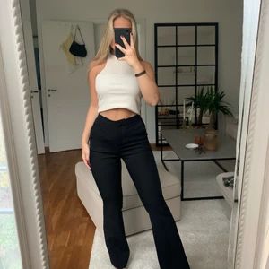 ZARA kostymbyxor storlek 36 - Säljer dessa superfina kostymbyxor från ZARA. Använda 3 gånger då jag insett dem är liiite för thighta runt mina lår. Dem är perfekt i längden på mig som är 1.65 lång. Stretch i byxorna och formar kroppen superfint! Köpte dem för 499 kronor.