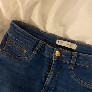 Blåa MOLLY jeans från Ginatricot💙 - Högmidjade MOLLY jeans från Ginatricot i Stolek M men skulle säga att det passar för en person med stolek S. Säljer pga av att jag inte använder dom. Köparen står för frakt💙