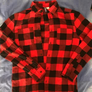 Röd flanellskjorta  - Röd flanellskjorta från H&M i S men sitter som M, knappt använd, köparen står för frakt