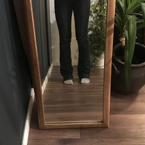 Jeans, bootcut  - Mörk blåa bootcut jeans från hm. Mycket fint skick och snygg passform! Det är en storlek 34 men passar mig som oftast har 36. Köparen står för frakten! 