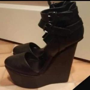 Högklackat med kilklack - Högklackat med kilklack