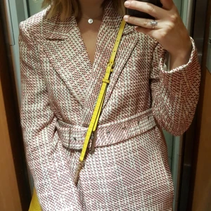 Fin kappa från H&M - Säljer denna fina trenchcoat/rock från H&M. Storlek 36/38. Den sitter perfekt på mig som är en storlek 38. Den har ett bälte i midjan. Materialet är något bomullsaktigt. Den är röd/vit/svart🥰                            Buda i kommentarerna💕 rocken kan skickas!