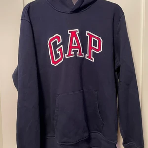 GAP Hoodie - Asfet😍 - Säljer min asballa GAP hoodie som är i mycket bra skick. Den är i storlek L men passar M också.