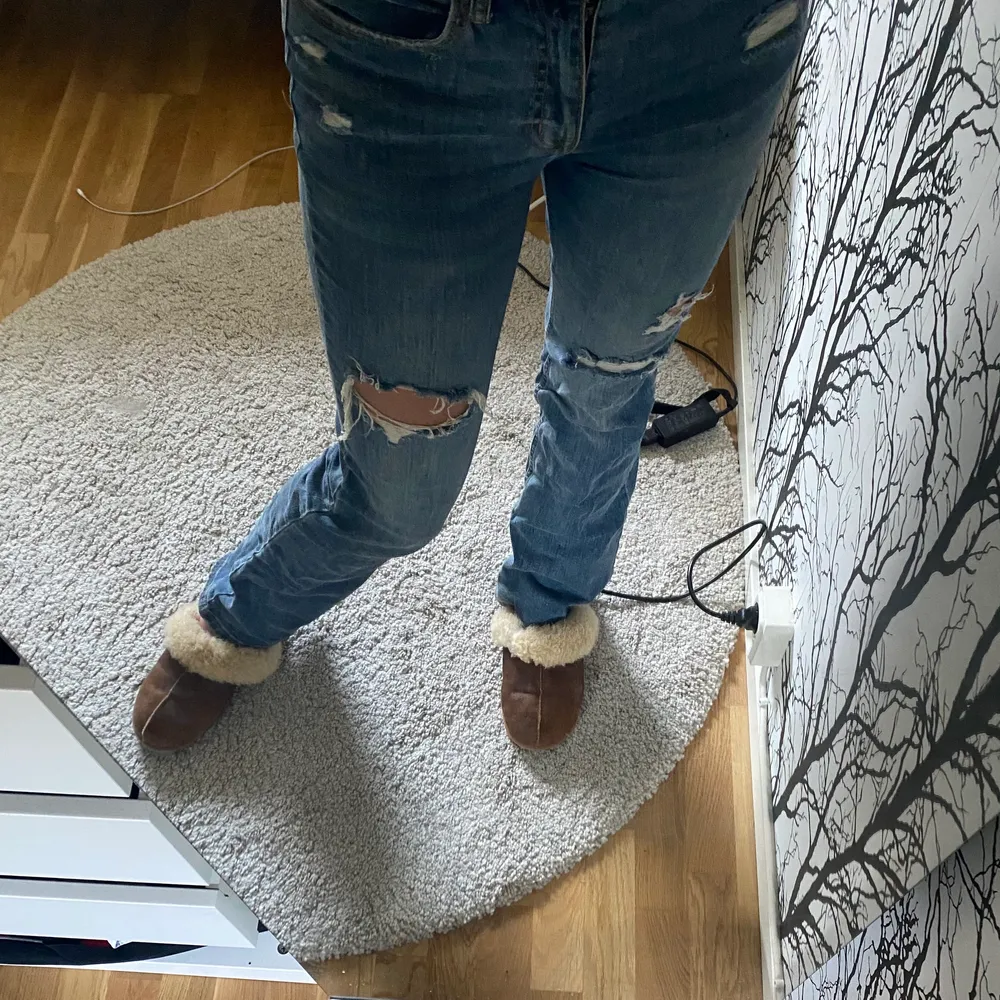 Säljer dessa skitsnygga blåa jeans! Köptes i USA och kommer inte till användning längre! Hör av er för frågor osv🌸🌸. Jeans & Byxor.