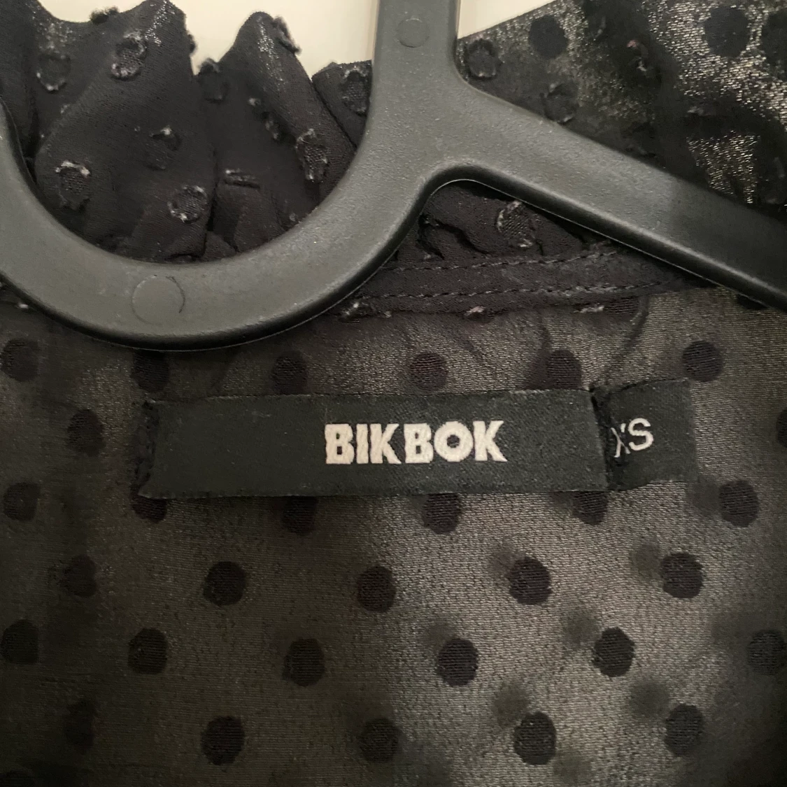 Svart blus - Bikbok  - 90