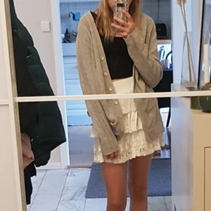Lång grå cardigan - En lång jättefin grå cardigan från Åhléns. Använd få gånger. Det tillhör ett skärp oxå💕