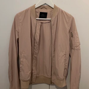 Tunn bomberjacka - Färgen är puderrosa! Frakt 20kr eller gratis vid köp av fler än ett plagg💕
