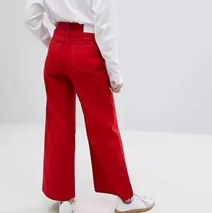 röda jeans från Weekday i modellen Ace, endast använda ett fåtal gånger så de är i väldigt bra skick!❤️ Weekday storlek 33/32 (33=midja & 32=längd) 