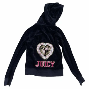 Juicy couture  - Juicy couture sweatshirt i barnstorlek men passar en xs, lite tight på mig som har 36 men den funkar, dock korta ärmar❗️😍
