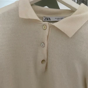 Stickad tröja - Säljer denna super fina tröjan från Zara, strl M men skulle passa s och xs också!💕