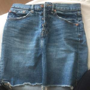 Jeans kjol från lager 157. Säljer också för att den inte passar mig. ❤️
