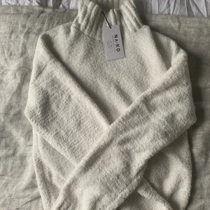 Mysiga polotröja  - Säljer den här mysiga polo tröjan från Na-kd💗aldrig änvänt (prislappen sitter kvar) 💗jätte skönt material som passar perfekt till hösten💗 